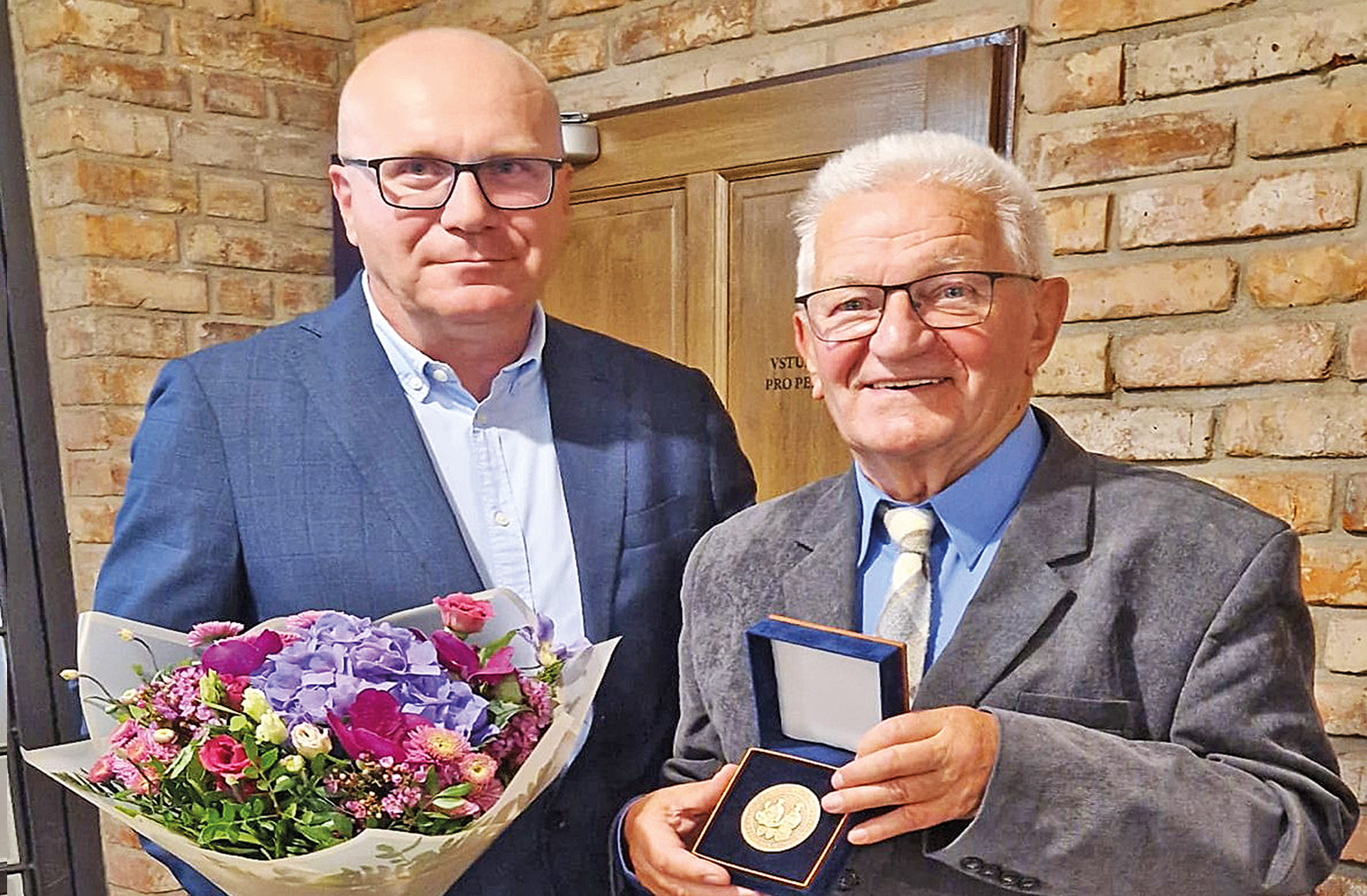 MUDr. Lubor Špáta oceněn Čestnou medailí ČLK