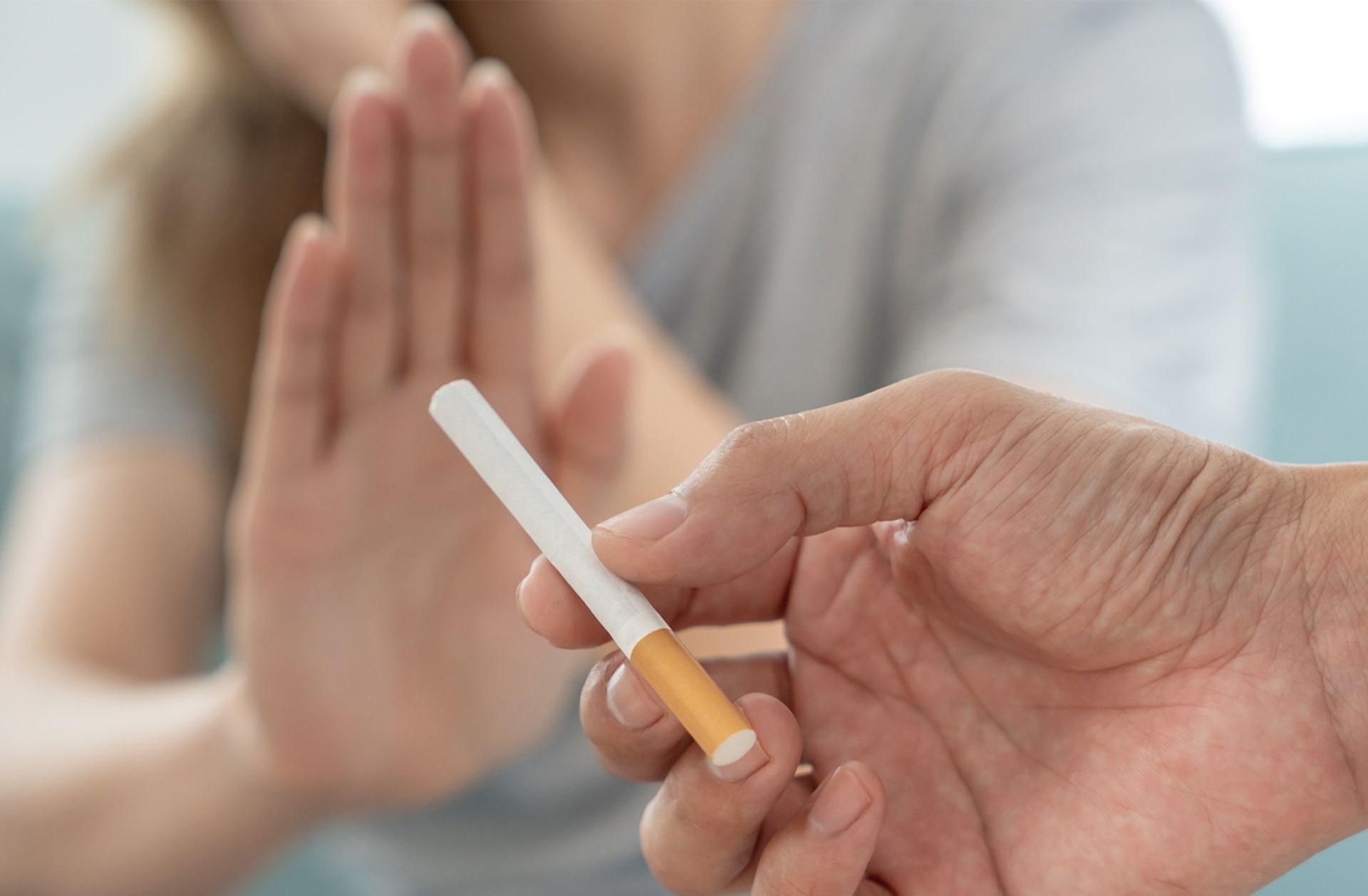 Zdravotnický experiment, kde se kuřákům fandí